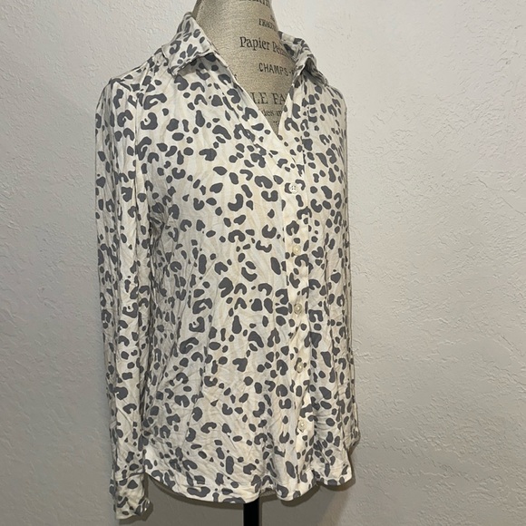 NWT Cool Nights Long Sleeve Button Down Top Leopard Dream Ivory Size Medium NEW - Picture 1 of 12